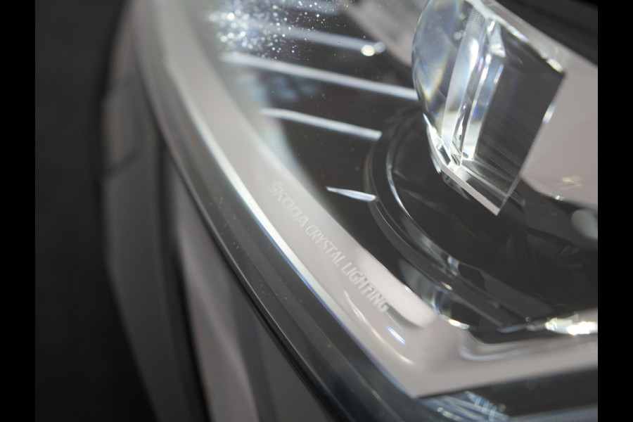 Škoda Superb Combi TSI iV Laurin & Klement Plug In Hybrid 218pk PHEV | Black Optic | Cruise Control | Crystal LED | Lederen Sportstoelen Memory & Verwarmd | Apple Carplay | Canton Audio | Navigatie | Verwamd Stuur | DAB |