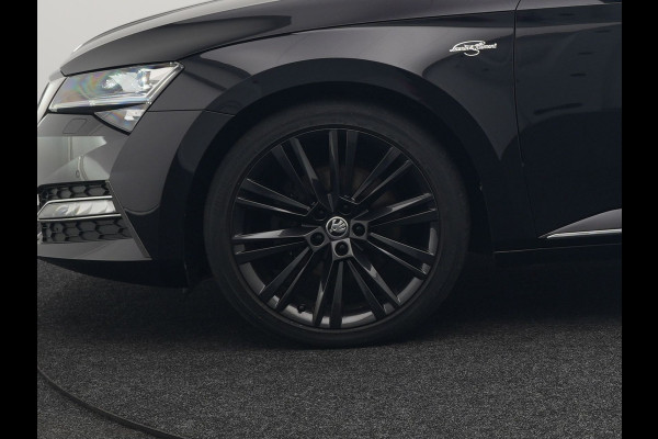 Škoda Superb Combi TSI iV Laurin & Klement Plug In Hybrid 218pk PHEV | Black Optic | Cruise Control | Crystal LED | Lederen Sportstoelen Memory & Verwarmd | Apple Carplay | Canton Audio | Navigatie | Verwamd Stuur | DAB |