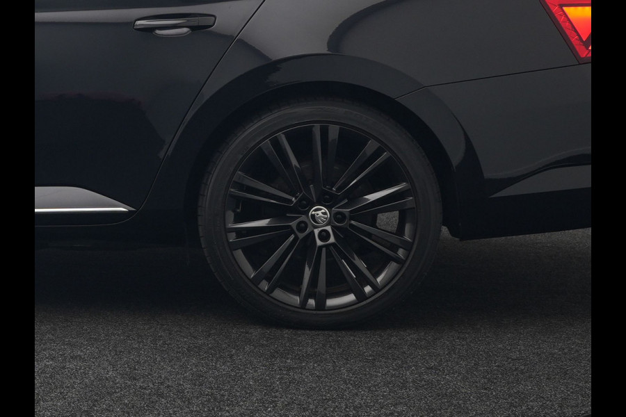 Škoda Superb Combi TSI iV Laurin & Klement Plug In Hybrid 218pk PHEV | Black Optic | Cruise Control | Crystal LED | Lederen Sportstoelen Memory & Verwarmd | Apple Carplay | Canton Audio | Navigatie | Verwamd Stuur | DAB |