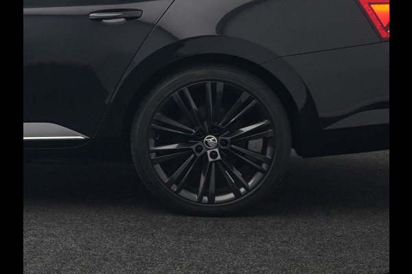 Škoda Superb Combi TSI iV Laurin & Klement Plug In Hybrid 218pk PHEV | Black Optic | Cruise Control | Crystal LED | Lederen Sportstoelen Memory & Verwarmd | Apple Carplay | Canton Audio | Navigatie | Verwamd Stuur | DAB |