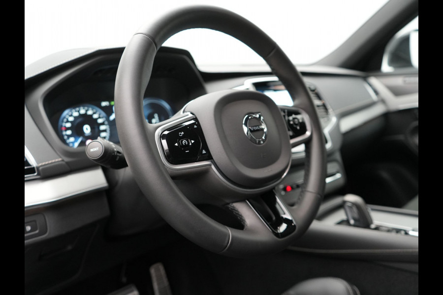 Volvo XC90 T8 Recharge AWD R-Design Plug In Hybrid 394pk 7 Persoons Dealer O.H. PHEV | Lederen Sportstoelen Memory | Pilot Assist | Harman Kardon | Adaptive Cruise | Navigatie | Apple Carplay | Camera | Virtual | L.M. 22" | DAB |