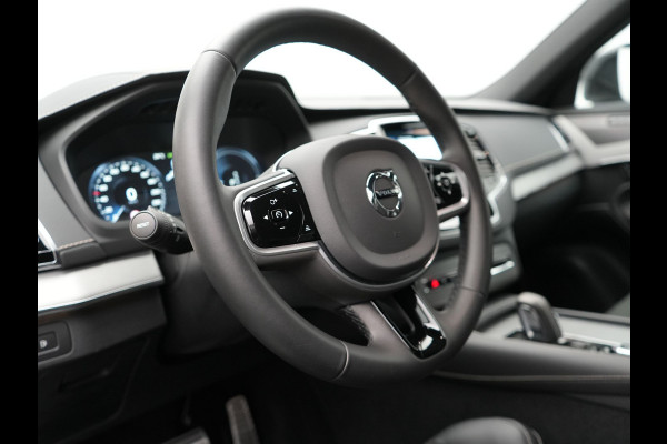 Volvo XC90 T8 Recharge AWD R-Design Plug In Hybrid 394pk 7 Persoons Dealer O.H. PHEV | Lederen Sportstoelen Memory | Pilot Assist | Harman Kardon | Adaptive Cruise | Navigatie | Apple Carplay | Camera | Virtual | L.M. 22" | DAB |