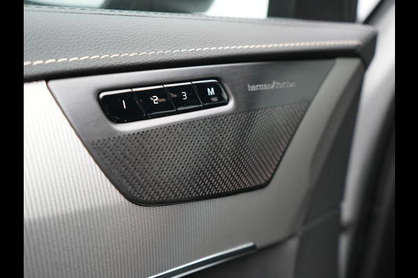 Volvo XC90 T8 Recharge AWD R-Design Plug In Hybrid 394pk 7 Persoons Dealer O.H. PHEV | Lederen Sportstoelen Memory | Pilot Assist | Harman Kardon | Adaptive Cruise | Navigatie | Apple Carplay | Camera | Virtual | L.M. 22" | DAB |