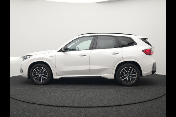 BMW X1 xDrive30e M-Sport Plug In Hybrid 326pk Dealer O.H PHEV | Adaptive Cruise | 360 Camera | Head Up | Adaptive Onderstel | Lederen Sportstoelen Massage & Memory | Harman Kardon | Widescreen Navi | Keyless | Sfeerverlichting |
