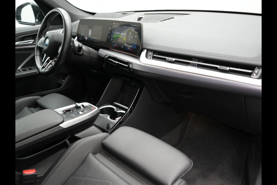 BMW X1 xDrive30e M-Sport Plug In Hybrid 326pk Dealer O.H PHEV | Adaptive Cruise | 360 Camera | Head Up | Adaptive Onderstel | Lederen Sportstoelen Massage & Memory | Harman Kardon | Widescreen Navi | Keyless | Sfeerverlichting |