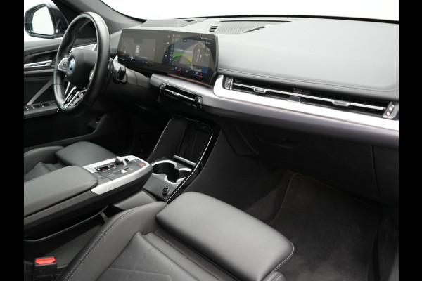 BMW X1 xDrive30e M-Sport Plug In Hybrid 326pk Dealer O.H PHEV | Adaptive Cruise | 360 Camera | Head Up | Adaptive Onderstel | Lederen Sportstoelen Massage & Memory | Harman Kardon | Widescreen Navi | Keyless | Sfeerverlichting |