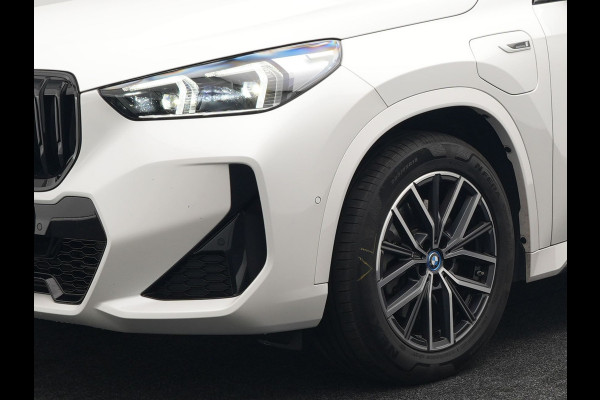 BMW X1 xDrive30e M-Sport Plug In Hybrid 326pk Dealer O.H PHEV | Adaptive Cruise | 360 Camera | Head Up | Adaptive Onderstel | Lederen Sportstoelen Massage & Memory | Harman Kardon | Widescreen Navi | Keyless | Sfeerverlichting |