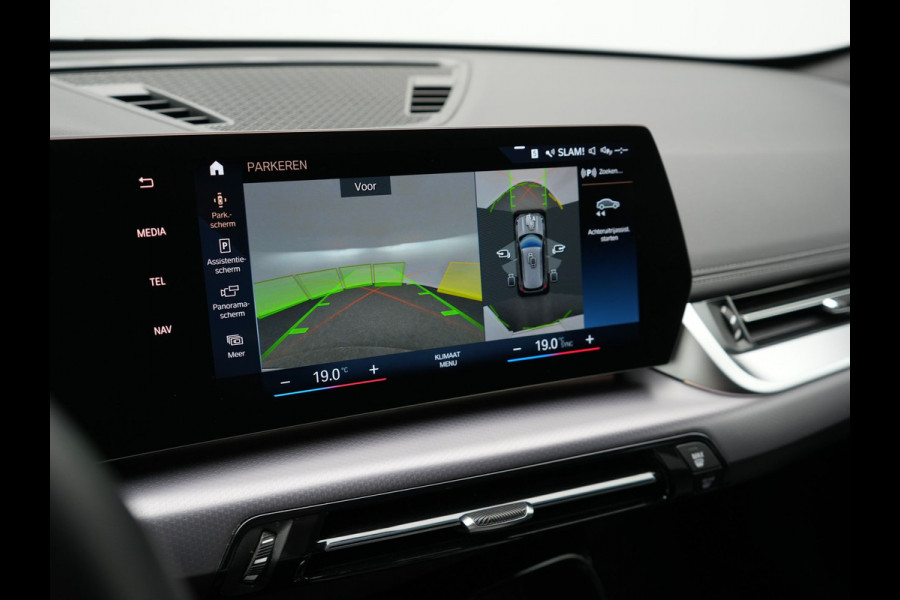 BMW X1 xDrive30e M-Sport Plug In Hybrid 326pk Dealer O.H PHEV | Adaptive Cruise | 360 Camera | Head Up | Adaptive Onderstel | Lederen Sportstoelen Massage & Memory | Harman Kardon | Widescreen Navi | Keyless | Sfeerverlichting |