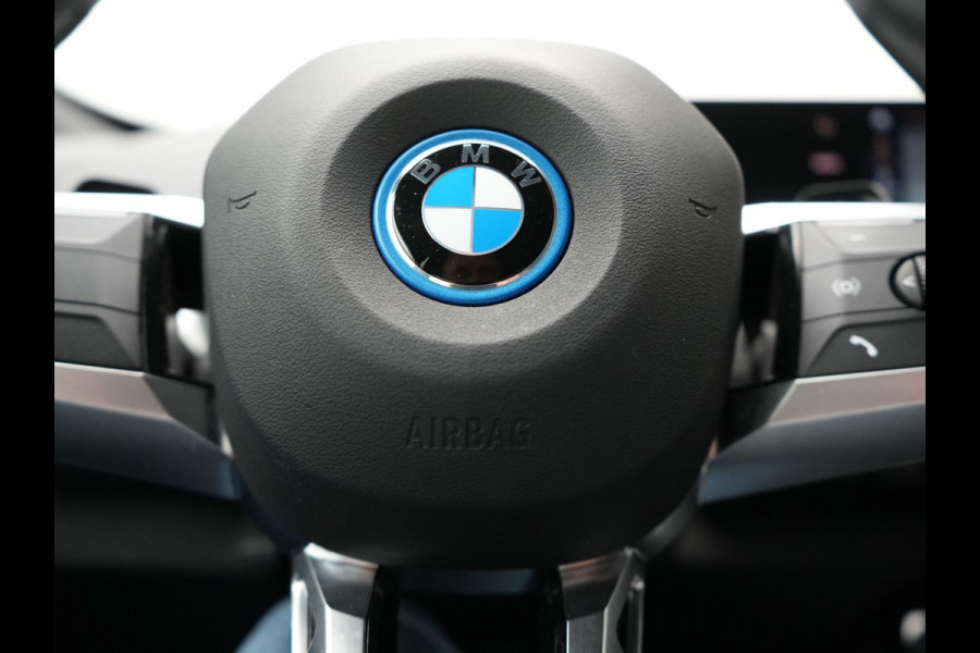 BMW X1 xDrive30e M-Sport Plug In Hybrid 326pk Dealer O.H PHEV | Adaptive Cruise | 360 Camera | Head Up | Adaptive Onderstel | Lederen Sportstoelen Massage & Memory | Harman Kardon | Widescreen Navi | Keyless | Sfeerverlichting |