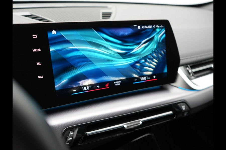 BMW X1 xDrive30e M-Sport Plug In Hybrid 326pk Dealer O.H PHEV | Adaptive Cruise | 360 Camera | Head Up | Adaptive Onderstel | Lederen Sportstoelen Massage & Memory | Harman Kardon | Widescreen Navi | Keyless | Sfeerverlichting |