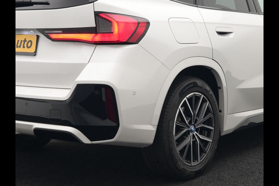 BMW X1 xDrive30e M-Sport Plug In Hybrid 326pk Dealer O.H PHEV | Adaptive Cruise | 360 Camera | Head Up | Adaptive Onderstel | Lederen Sportstoelen Massage & Memory | Harman Kardon | Widescreen Navi | Keyless | Sfeerverlichting |