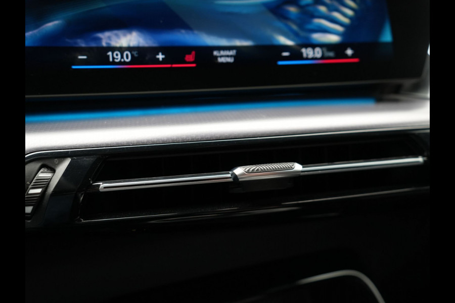 BMW X1 xDrive30e M-Sport Plug In Hybrid 326pk Dealer O.H PHEV | Adaptive Cruise | 360 Camera | Head Up | Adaptive Onderstel | Lederen Sportstoelen Massage & Memory | Harman Kardon | Widescreen Navi | Keyless | Sfeerverlichting |