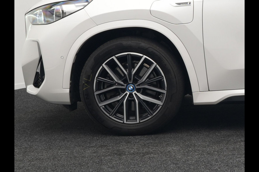 BMW X1 xDrive30e M-Sport Plug In Hybrid 326pk Dealer O.H PHEV | Adaptive Cruise | 360 Camera | Head Up | Adaptive Onderstel | Lederen Sportstoelen Massage & Memory | Harman Kardon | Widescreen Navi | Keyless | Sfeerverlichting |