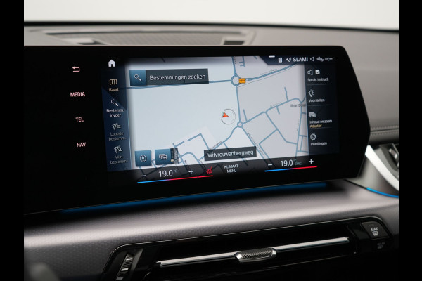 BMW X1 xDrive30e M-Sport Plug In Hybrid 326pk Dealer O.H PHEV | Adaptive Cruise | 360 Camera | Head Up | Adaptive Onderstel | Lederen Sportstoelen Massage & Memory | Harman Kardon | Widescreen Navi | Keyless | Sfeerverlichting |