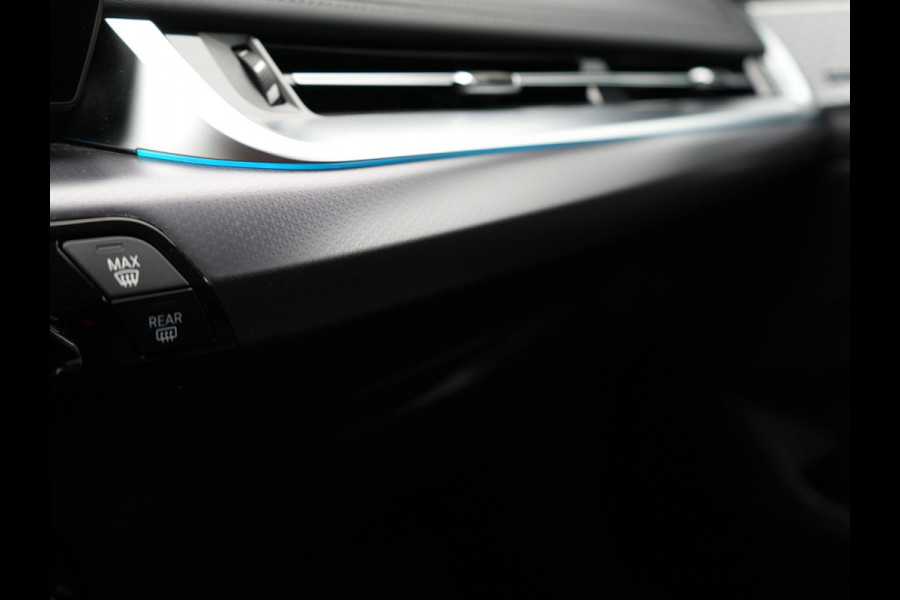 BMW X1 xDrive30e M-Sport Plug In Hybrid 326pk Dealer O.H PHEV | Adaptive Cruise | 360 Camera | Head Up | Adaptive Onderstel | Lederen Sportstoelen Massage & Memory | Harman Kardon | Widescreen Navi | Keyless | Sfeerverlichting |
