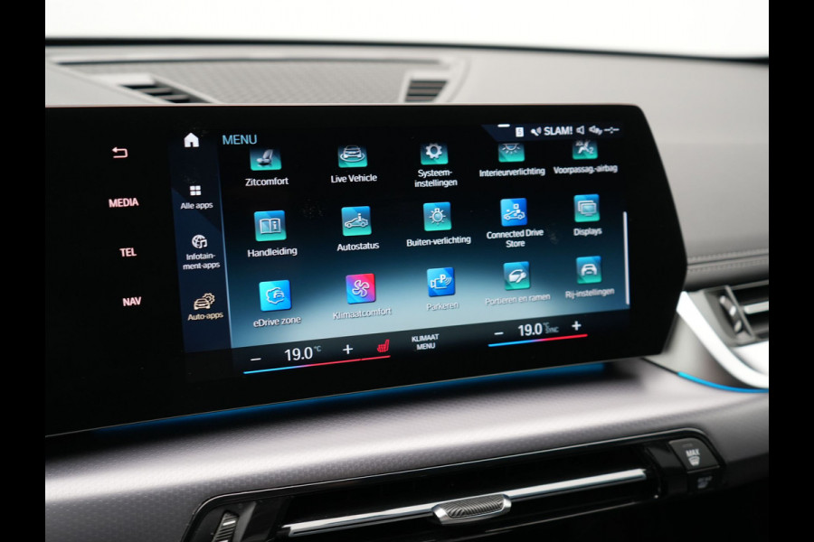 BMW X1 xDrive30e M-Sport Plug In Hybrid 326pk Dealer O.H PHEV | Adaptive Cruise | 360 Camera | Head Up | Adaptive Onderstel | Lederen Sportstoelen Massage & Memory | Harman Kardon | Widescreen Navi | Keyless | Sfeerverlichting |