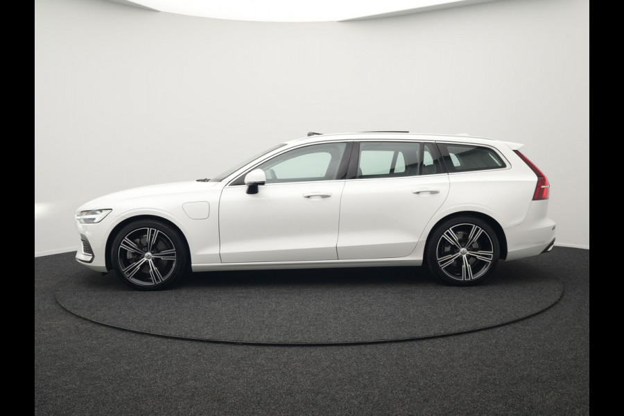 Volvo V60 T6 Recharge AWD Inscription Plug In Hybrid 33.000 KM !! Dealer O.H. PHEV | Panodak | Adaptive Cruise | Lederen Sportstoelen Memory | Trekhaak af Fabriek | Harman Kardon | Navigatie | Apple Carplay | Acam | L.M. 19" | Stoel & Stuurverwarming | DAB | Virtual |