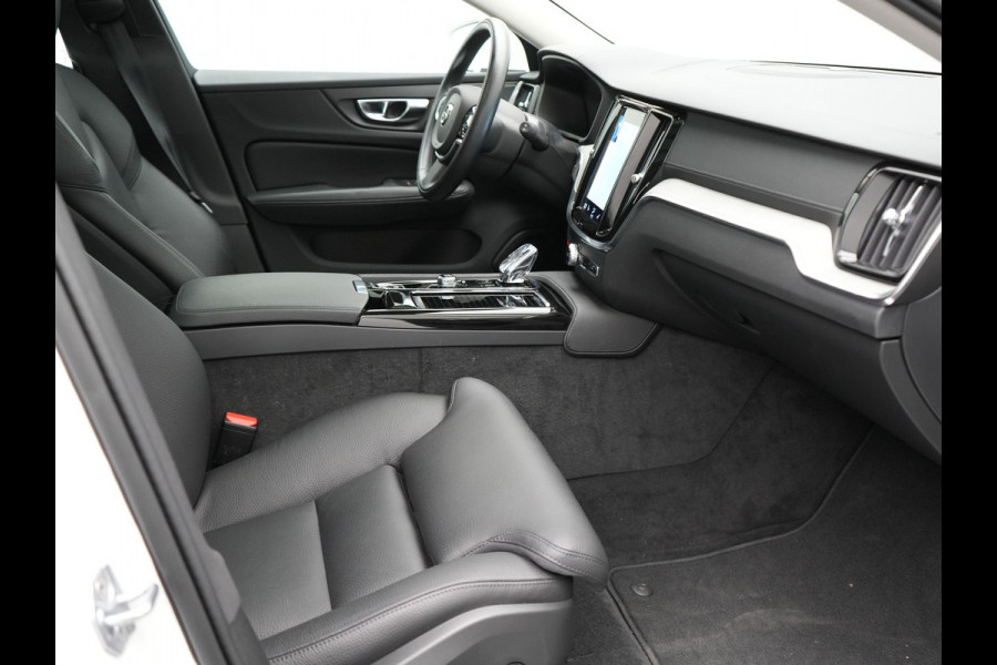 Volvo V60 T6 Recharge AWD Inscription Plug In Hybrid 33.000 KM !! Dealer O.H. PHEV | Panodak | Adaptive Cruise | Lederen Sportstoelen Memory | Trekhaak af Fabriek | Harman Kardon | Navigatie | Apple Carplay | Acam | L.M. 19" | Stoel & Stuurverwarming | DAB | Virtual |