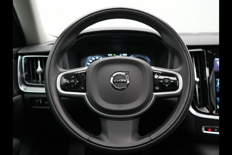 Volvo V60 T6 Recharge AWD Inscription Plug In Hybrid 33.000 KM !! Dealer O.H. PHEV | Panodak | Adaptive Cruise | Lederen Sportstoelen Memory | Trekhaak af Fabriek | Harman Kardon | Navigatie | Apple Carplay | Acam | L.M. 19" | Stoel & Stuurverwarming | DAB | Virtual |