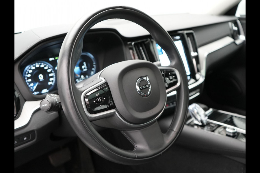 Volvo V60 T6 Recharge AWD Inscription Plug In Hybrid 33.000 KM !! Dealer O.H. PHEV | Panodak | Adaptive Cruise | Lederen Sportstoelen Memory | Trekhaak af Fabriek | Harman Kardon | Navigatie | Apple Carplay | Acam | L.M. 19" | Stoel & Stuurverwarming | DAB | Virtual |