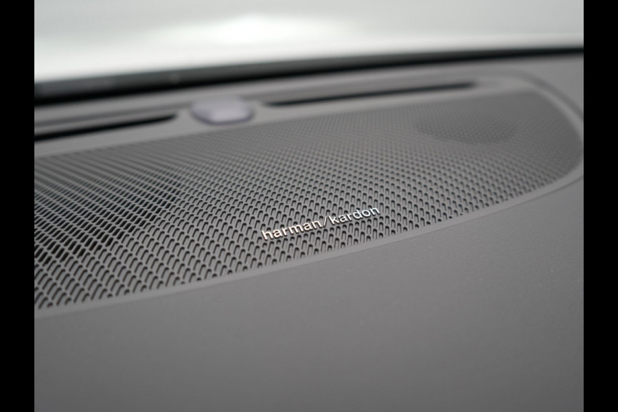 Volvo V60 T6 Recharge AWD Inscription Plug In Hybrid 33.000 KM !! Dealer O.H. PHEV | Panodak | Adaptive Cruise | Lederen Sportstoelen Memory | Trekhaak af Fabriek | Harman Kardon | Navigatie | Apple Carplay | Acam | L.M. 19" | Stoel & Stuurverwarming | DAB | Virtual |