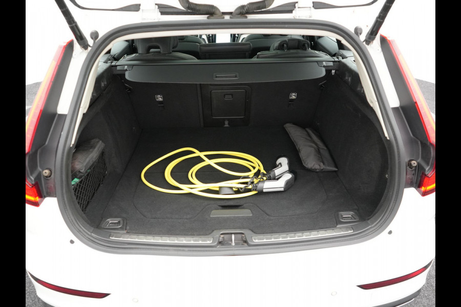 Volvo V60 T6 Recharge AWD Inscription Plug In Hybrid 33.000 KM !! Dealer O.H. PHEV | Panodak | Adaptive Cruise | Lederen Sportstoelen Memory | Trekhaak af Fabriek | Harman Kardon | Navigatie | Apple Carplay | Acam | L.M. 19" | Stoel & Stuurverwarming | DAB | Virtual |