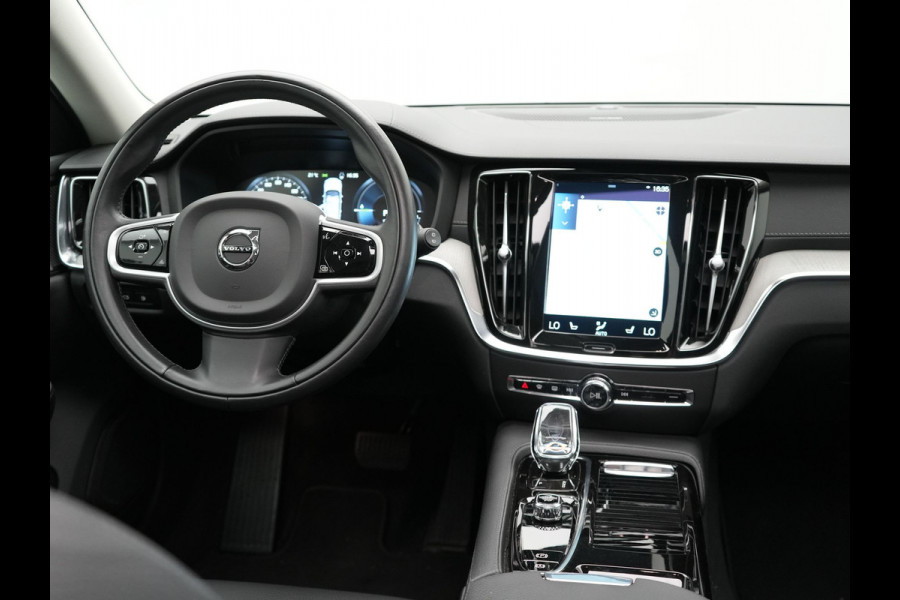 Volvo V60 T6 Recharge AWD Inscription Plug In Hybrid 33.000 KM !! Dealer O.H. PHEV | Panodak | Adaptive Cruise | Lederen Sportstoelen Memory | Trekhaak af Fabriek | Harman Kardon | Navigatie | Apple Carplay | Acam | L.M. 19" | Stoel & Stuurverwarming | DAB | Virtual |
