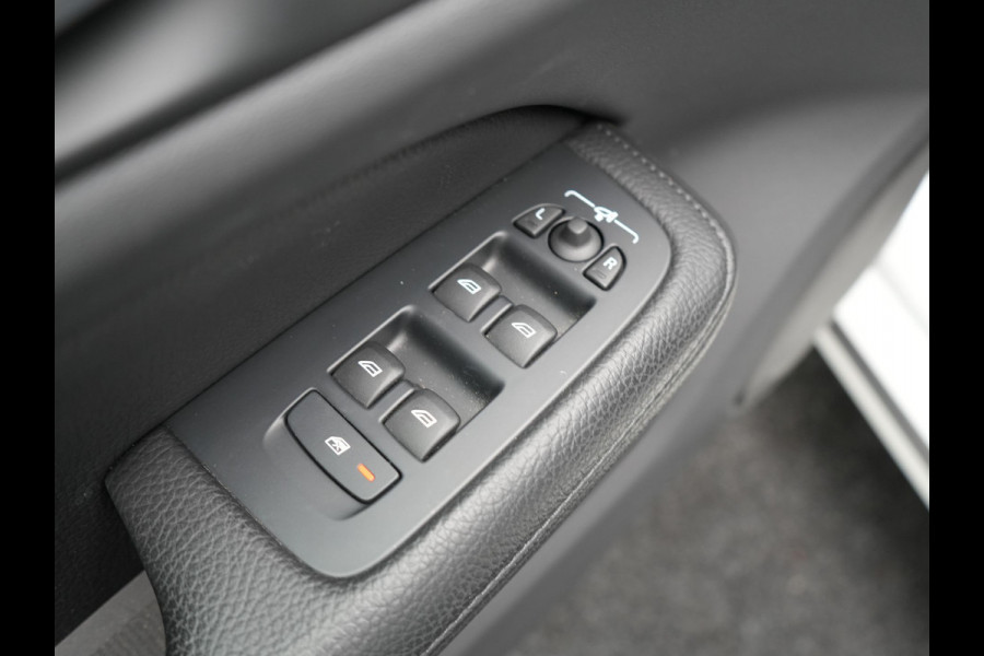 Volvo V60 T6 Recharge AWD Inscription Plug In Hybrid 33.000 KM !! Dealer O.H. PHEV | Panodak | Adaptive Cruise | Lederen Sportstoelen Memory | Trekhaak af Fabriek | Harman Kardon | Navigatie | Apple Carplay | Acam | L.M. 19" | Stoel & Stuurverwarming | DAB | Virtual |