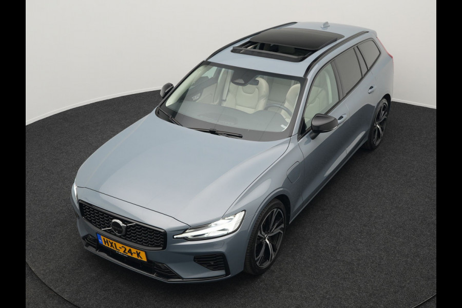 Volvo V60 T8 AWD Plus Dark Plug In Hybrid Thunder Grey 455pk Dealer O.H. Long Range PHEV | Panodak | Lederen Sportstoelen Memory | Pilot Assist | Google Assistant | Adaptive Cruise | Harman Kardon | Camera | Apple Carplay | Stoel & Stuurverwarming |