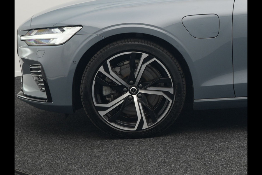 Volvo V60 T8 AWD Plus Dark Plug In Hybrid Thunder Grey 455pk Dealer O.H. Long Range PHEV | Panodak | Lederen Sportstoelen Memory | Pilot Assist | Google Assistant | Adaptive Cruise | Harman Kardon | Camera | Apple Carplay | Stoel & Stuurverwarming |