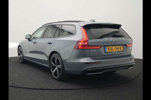 Volvo V60 T8 AWD Plus Dark Plug In Hybrid Thunder Grey 455pk Dealer O.H. Long Range PHEV | Panodak | Lederen Sportstoelen Memory | Pilot Assist | Google Assistant | Adaptive Cruise | Harman Kardon | Camera | Apple Carplay | Stoel & Stuurverwarming |