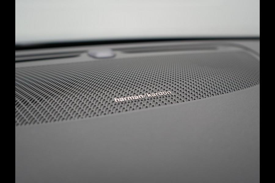 Volvo V60 T8 AWD Plus Dark Plug In Hybrid Thunder Grey 455pk Dealer O.H. Long Range PHEV | Panodak | Lederen Sportstoelen Memory | Pilot Assist | Google Assistant | Adaptive Cruise | Harman Kardon | Camera | Apple Carplay | Stoel & Stuurverwarming |
