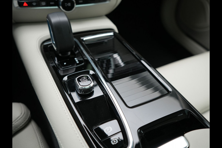 Volvo V60 T8 AWD Plus Dark Plug In Hybrid Thunder Grey 455pk Dealer O.H. Long Range PHEV | Panodak | Lederen Sportstoelen Memory | Pilot Assist | Google Assistant | Adaptive Cruise | Harman Kardon | Camera | Apple Carplay | Stoel & Stuurverwarming |
