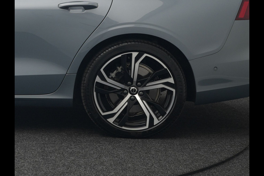 Volvo V60 T8 AWD Plus Dark Plug In Hybrid Thunder Grey 455pk Dealer O.H. Long Range PHEV | Panodak | Lederen Sportstoelen Memory | Pilot Assist | Google Assistant | Adaptive Cruise | Harman Kardon | Camera | Apple Carplay | Stoel & Stuurverwarming |