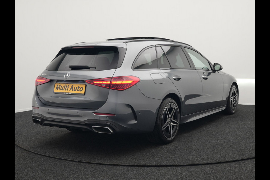 Mercedes-Benz C-Klasse Estate 300 e AMG Night Plug In Hybrid 320pk Dealer O.H. NIEUW MODEL PHEV | Panodak | Trekhaak af Fabriek | Alcantara Sportstoelen Verwarmd | Sfeerverlichting | Navigatie | Apple Carplay | Virtual | Camera | DAB |