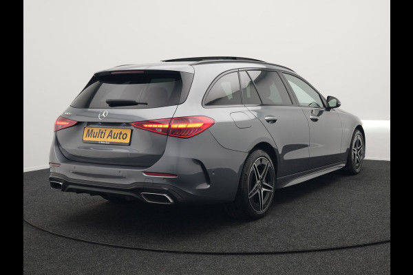 Mercedes-Benz C-Klasse Estate 300 e AMG Night Plug In Hybrid 320pk Dealer O.H. NIEUW MODEL PHEV | Panodak | Trekhaak af Fabriek | Alcantara Sportstoelen Verwarmd | Sfeerverlichting | Navigatie | Apple Carplay | Virtual | Camera | DAB |