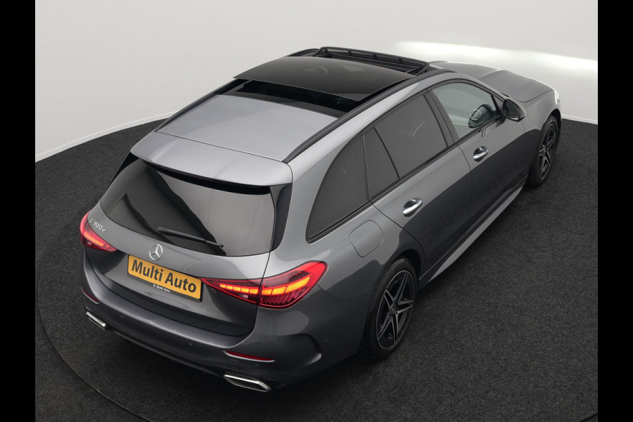 Mercedes-Benz C-Klasse Estate 300 e AMG Night Plug In Hybrid 320pk Dealer O.H. NIEUW MODEL PHEV | Panodak | Trekhaak af Fabriek | Alcantara Sportstoelen Verwarmd | Sfeerverlichting | Navigatie | Apple Carplay | Virtual | Camera | DAB |