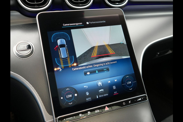 Mercedes-Benz C-Klasse Estate 300 e AMG Night Plug In Hybrid 320pk Dealer O.H. NIEUW MODEL PHEV | Panodak | Trekhaak af Fabriek | Alcantara Sportstoelen Verwarmd | Sfeerverlichting | Navigatie | Apple Carplay | Virtual | Camera | DAB |