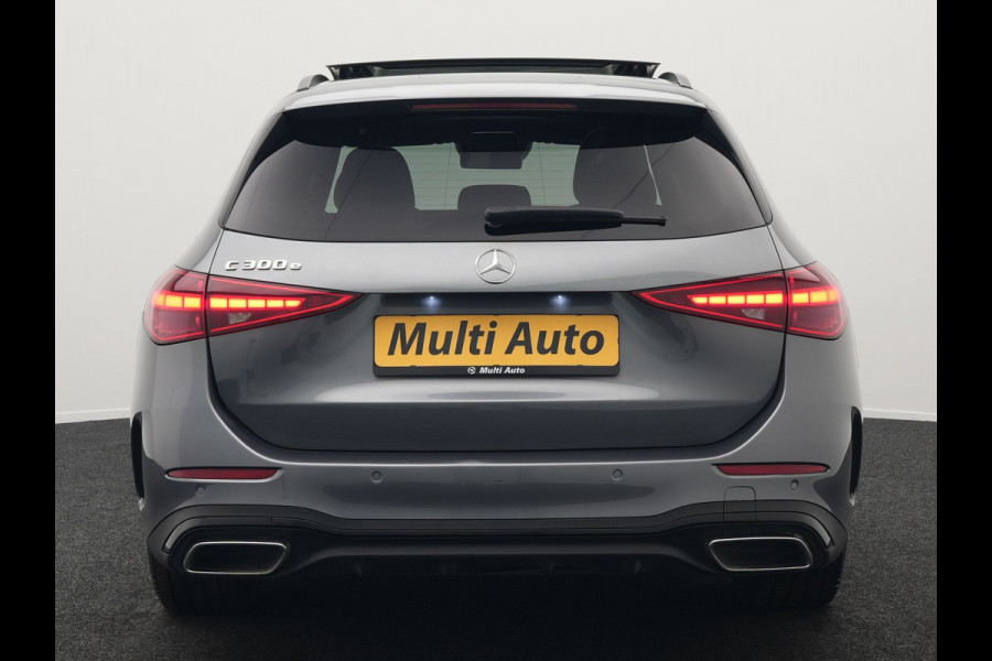 Mercedes-Benz C-Klasse Estate 300 e AMG Night Plug In Hybrid 320pk Dealer O.H. NIEUW MODEL PHEV | Panodak | Trekhaak af Fabriek | Alcantara Sportstoelen Verwarmd | Sfeerverlichting | Navigatie | Apple Carplay | Virtual | Camera | DAB |