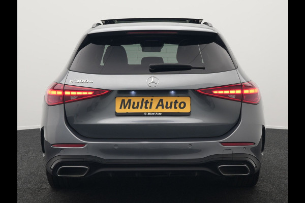 Mercedes-Benz C-Klasse Estate 300 e AMG Night Plug In Hybrid 320pk Dealer O.H. NIEUW MODEL PHEV | Panodak | Trekhaak af Fabriek | Alcantara Sportstoelen Verwarmd | Sfeerverlichting | Navigatie | Apple Carplay | Virtual | Camera | DAB |