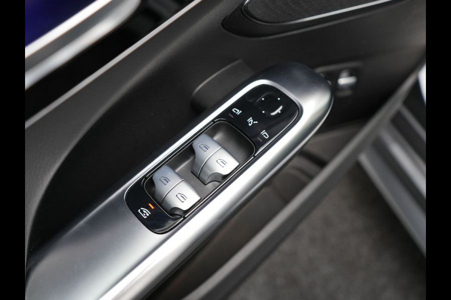Mercedes-Benz C-Klasse Estate 300 e AMG Night Plug In Hybrid 320pk Dealer O.H. NIEUW MODEL PHEV | Panodak | Trekhaak af Fabriek | Alcantara Sportstoelen Verwarmd | Sfeerverlichting | Navigatie | Apple Carplay | Virtual | Camera | DAB |