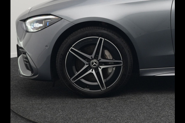 Mercedes-Benz C-Klasse Estate 300 e AMG Night Plug In Hybrid 320pk Dealer O.H. NIEUW MODEL PHEV | Panodak | Trekhaak af Fabriek | Alcantara Sportstoelen Verwarmd | Sfeerverlichting | Navigatie | Apple Carplay | Virtual | Camera | DAB |