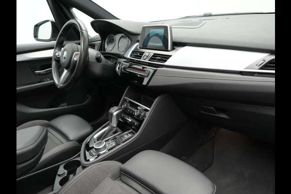 BMW 2 Serie Active Tourer 225xe iPerformance Sportline Plug In Hybrid 225pk PHEV | Panodak | Sportstoelen Memory | Camera | Stoelverwarming | Navi Full Map | Keyless | LED |