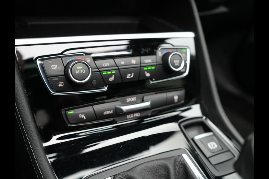 BMW 2 Serie Active Tourer 225xe iPerformance Sportline Plug In Hybrid 225pk PHEV | Panodak | Sportstoelen Memory | Camera | Stoelverwarming | Navi Full Map | Keyless | LED |