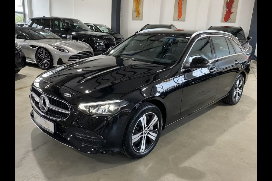 Mercedes-Benz C-Klasse Estate 300e T AVANTGARDE ** LED, MBUX+, PANORAMA, TREKH, WINTER- & SPIEGEL-PACK, KEYLESS ** 1e EIG - UNFALLFREI ** ** INFORMEER OOK NAAR ONZE AANTREKKELIJKE FINANCIAL-LEASE TARIEVEN **