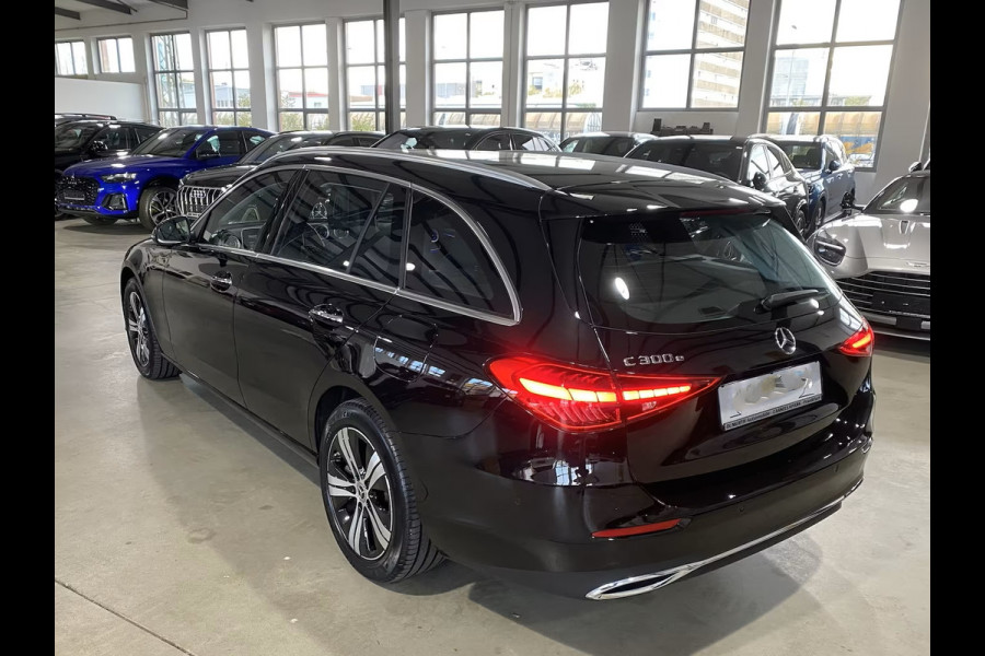 Mercedes-Benz C-Klasse Estate 300e T AVANTGARDE ** LED, MBUX+, PANORAMA, TREKH, WINTER- & SPIEGEL-PACK, KEYLESS ** 1e EIG - UNFALLFREI ** ** INFORMEER OOK NAAR ONZE AANTREKKELIJKE FINANCIAL-LEASE TARIEVEN **
