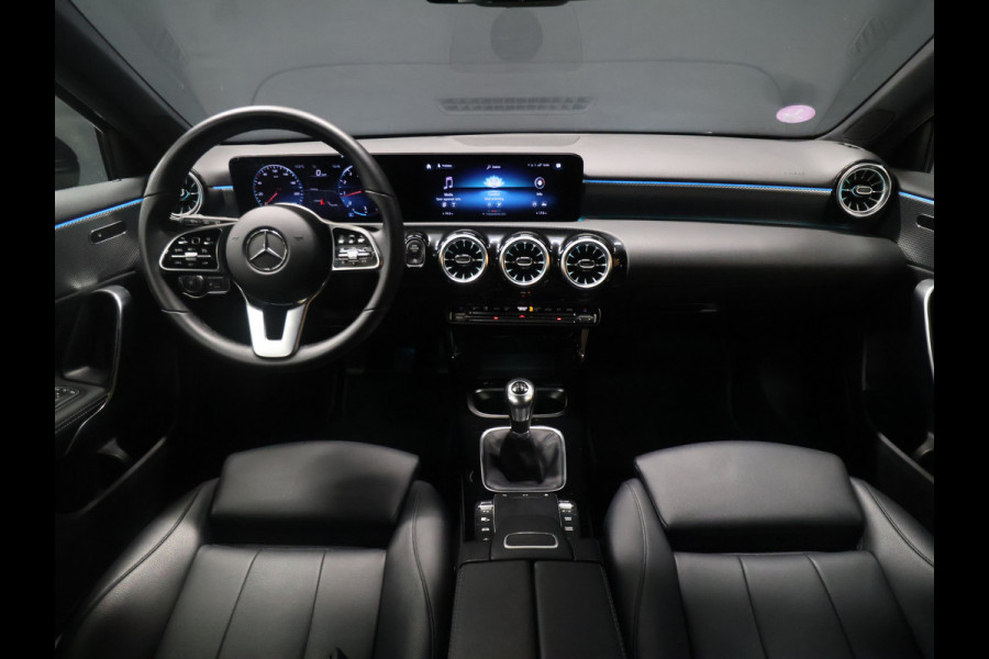 Mercedes-Benz A-Klasse 160 Business Solution Luxury [SFEERVERLICHTING, CAMERA, VOL LEDER, 6-BAK, STOELVERWARMING, BLUETOOTH, CRUISE, CLIMATE, NIEUWSTAAT]