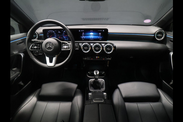 Mercedes-Benz A-Klasse 160 Business Solution Luxury [SFEERVERLICHTING, CAMERA, VOL LEDER, 6-BAK, STOELVERWARMING, BLUETOOTH, CRUISE, CLIMATE, NIEUWSTAAT]