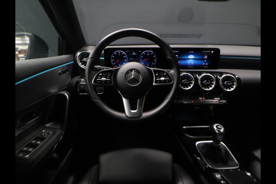 Mercedes-Benz A-Klasse 160 Business Solution Luxury [SFEERVERLICHTING, CAMERA, VOL LEDER, 6-BAK, STOELVERWARMING, BLUETOOTH, CRUISE, CLIMATE, NIEUWSTAAT]