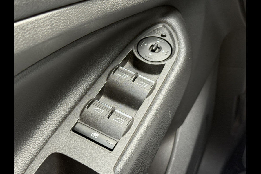 Ford Kuga BWJ 2018 | 1.5T 150PK Titanium | TREKHAAK | CLIMA | NAVI | STOEL VERW | CARPLAY | STUURWIEL VERW | PRIVACY GLASS |